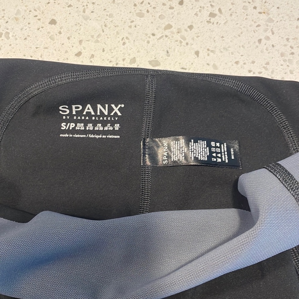 SPANX three quarter length black leggings as S